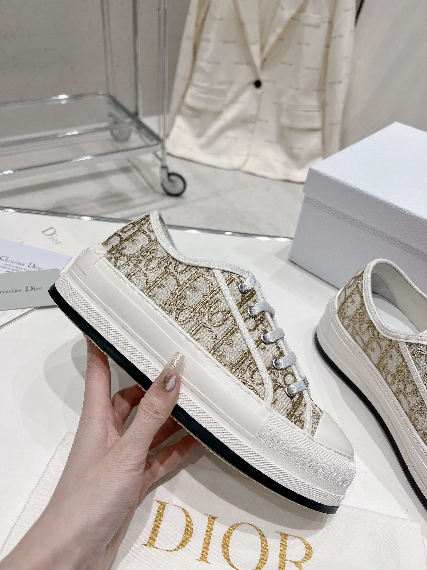 👟👟Ex-factory price P520👟👟 Dior Series Dior Dior 2024 Walk'n Series Presbyopia Embroidery Thick-soled Canvas Shoes Casual Sports Shoes Original Purchase Development Production This Walk'n'Dior thick-soled sneaker is a fashionable item that enhances the style of this series. Oblique printed cotton embroidered upper with comfortable platform sole, tongue and Christian Dior Paris signature laces. Can add fashionable temperament to all kinds of casual looks ▪️Fabric: Original customized imported Oblique printed embroidery ▪️Lining: Imported soft sheepskin lining ▪️Outsole: Original exclusive molded TPU material ▪️Sole thickness: 4.5CM ▪️Size: Women's 35-40